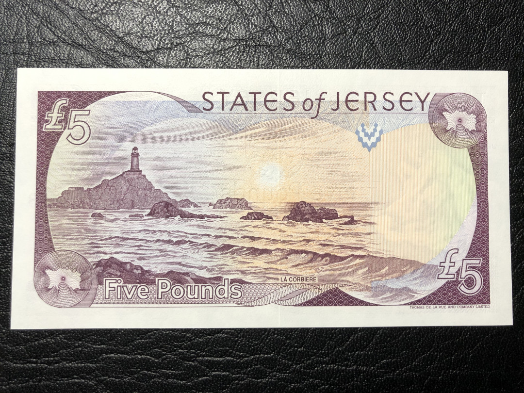 《外钞收藏家》第七十七期拍卖 泽西5镑 女王  背面设计精美  全新绝品
