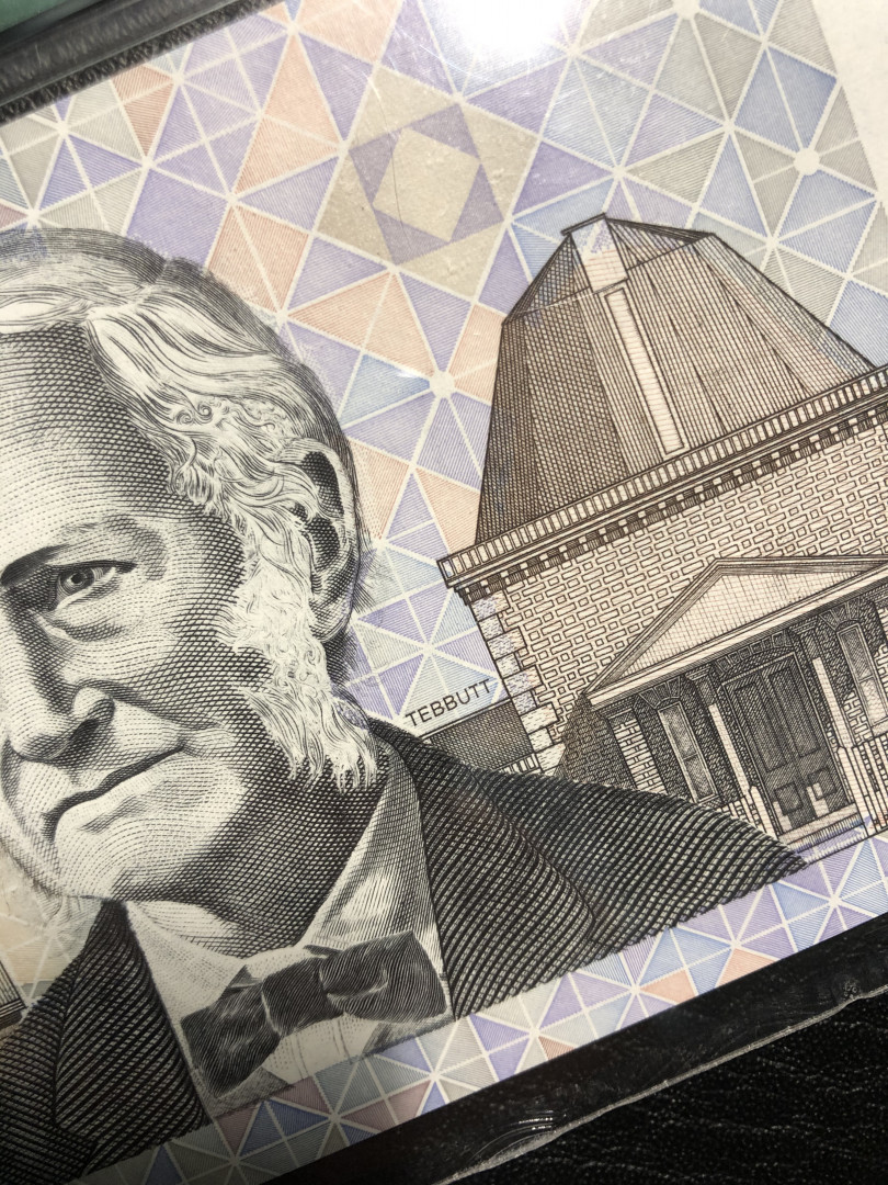 《外钞收藏家》第七十七期拍卖 1990年澳大利亚100  毛线帽  雕刻一绝 pmg63 品相非常好 63算及格 澳大利亚本地好品都很少