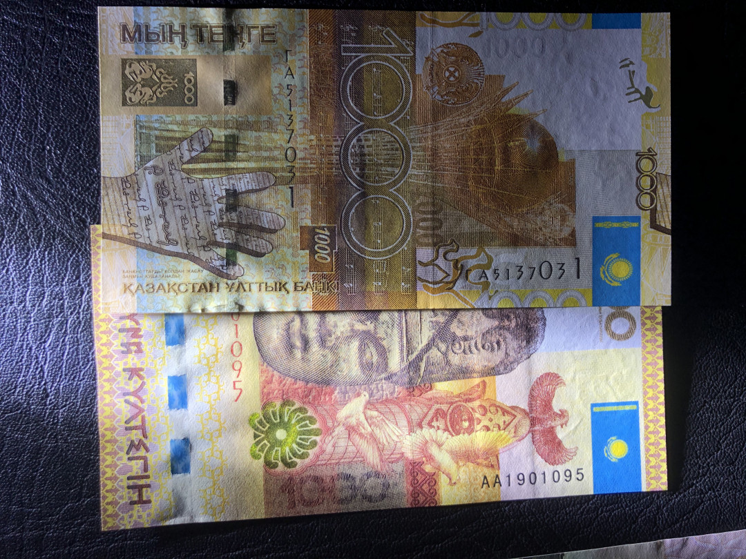 《外钞收藏家》第七十七期拍卖 哈沙克斯坦两个版本1000  全新绝品