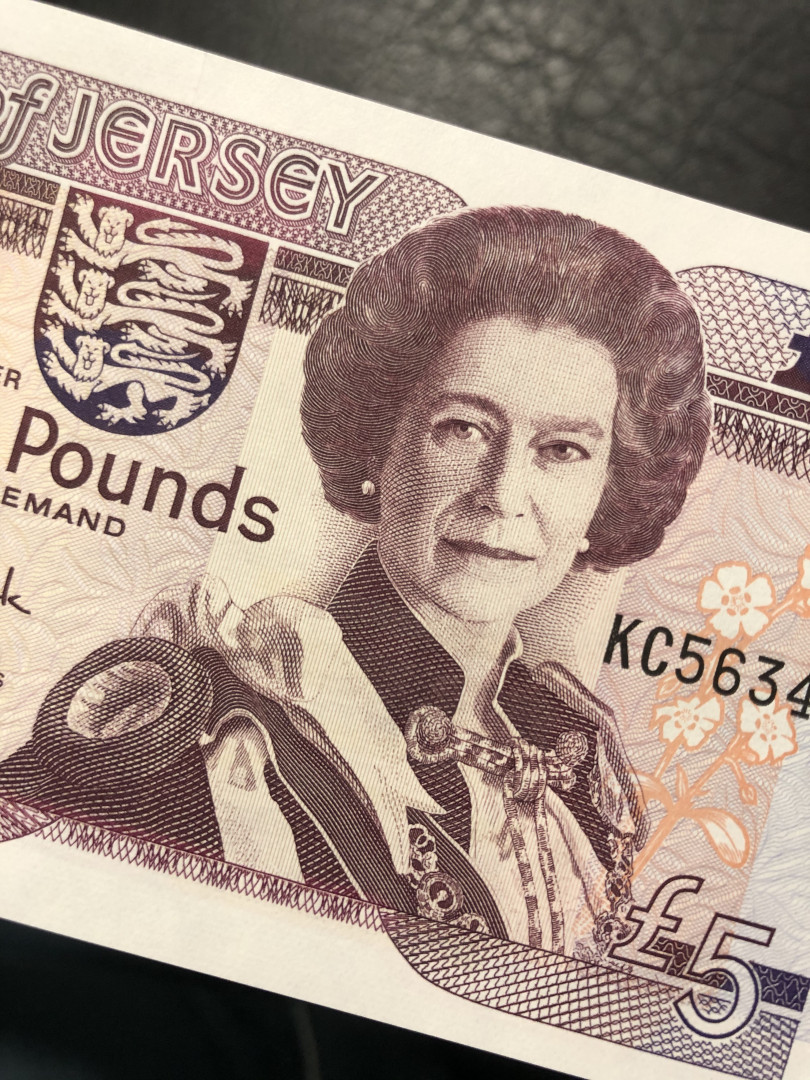 《外钞收藏家》第七十七期拍卖 泽西5镑 女王  背面设计精美  全新绝品