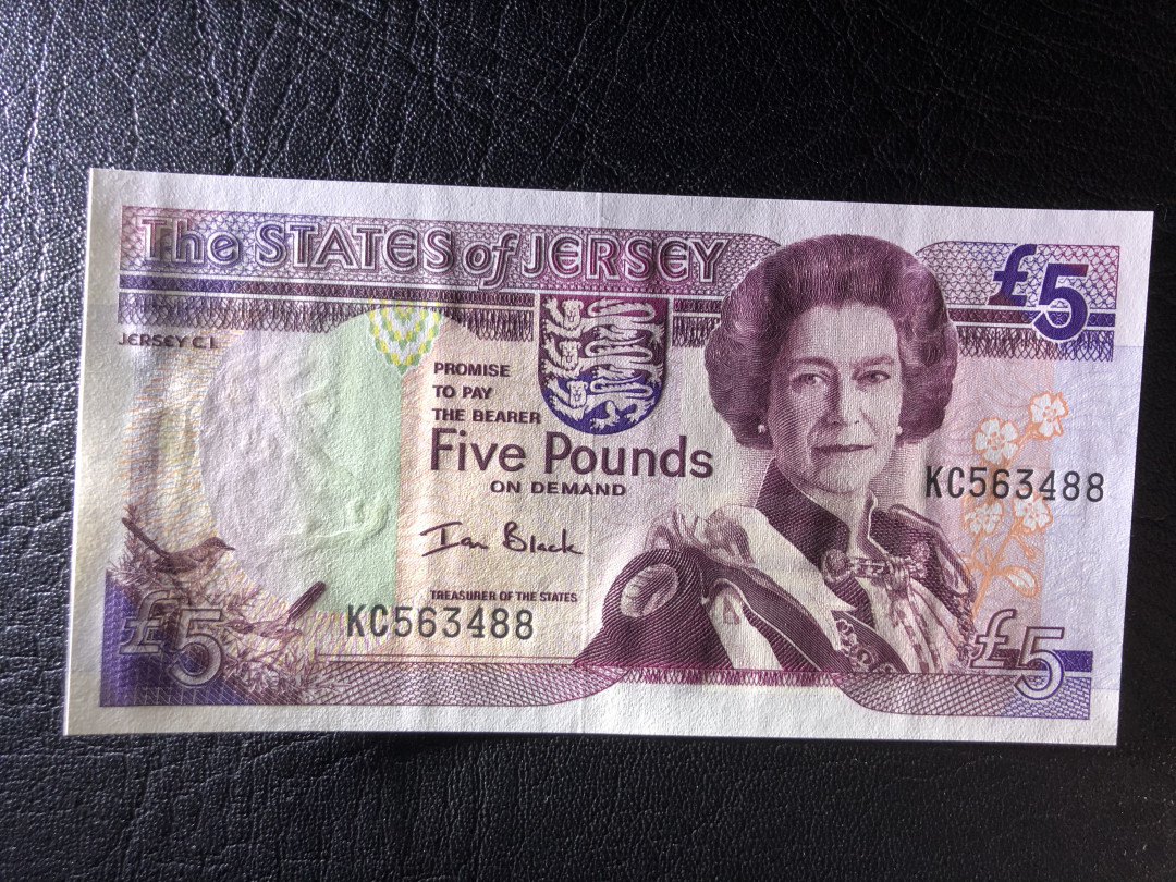 《外钞收藏家》第七十七期拍卖 泽西5镑 女王  背面设计精美  全新绝品