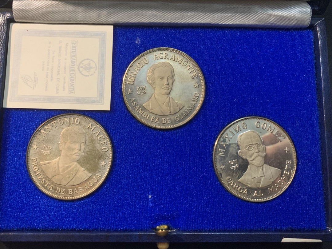 紫瑗钱币—微拍第41期  古巴 1977年 革命人物 10比索 银币 三枚套 原盒