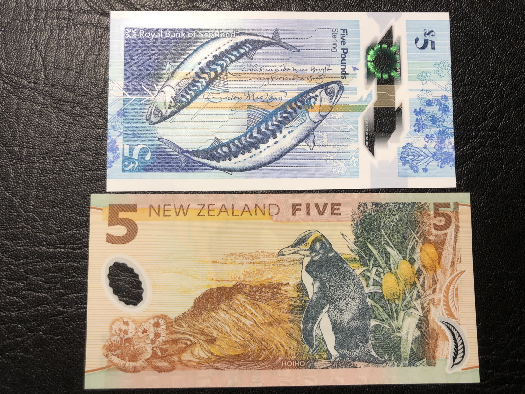 《外钞收藏家》第七十七期拍卖 苏格兰皇家银行5镑 AA冠  新西兰5元 两张全新绝品