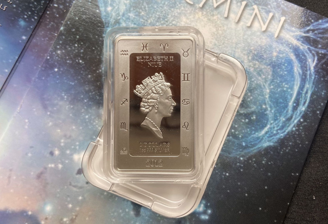 【币观天下】第102期钱币拍卖 【纽埃】纽埃双子座名画银币1纽埃2011年1元，1盎司 大师 伽赫尔古 超级名作---蓝色梦幻星空“双子座”异形 高清彩色 精制银币