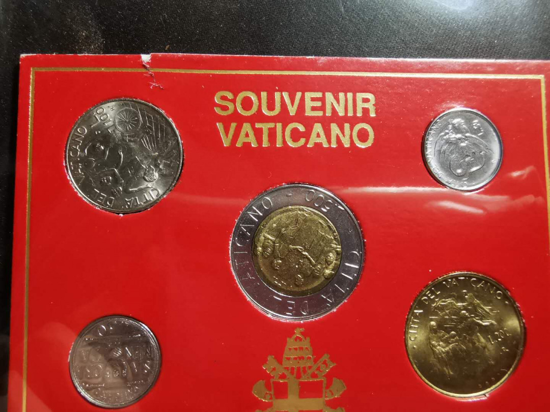 【鲸贝乐淘】千字文·第“岂敢毁伤”号拍卖 【梵蒂冈🇻🇦】钱币有钱卡册，上边缘有揭薄，9.6品