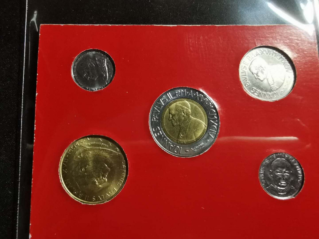 【鲸贝乐淘】千字文·第“岂敢毁伤”号拍卖 【梵蒂冈🇻🇦】钱币有钱卡册，上边缘有揭薄，9.6品