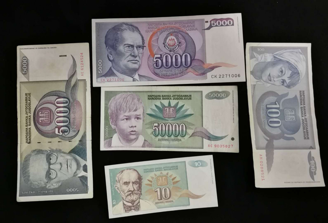 北京马甸外币专卖拍卖第一期纸币专场，陆续上新敬请关注 南斯拉夫纸币5张，铁托纸币品相全新，其它非全新