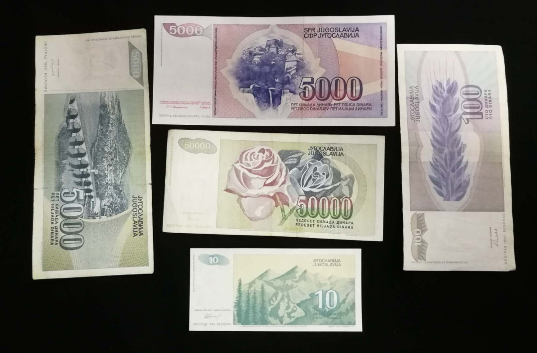 北京马甸外币专卖拍卖第一期纸币专场，陆续上新敬请关注 南斯拉夫纸币5张，铁托纸币品相全新，其它非全新