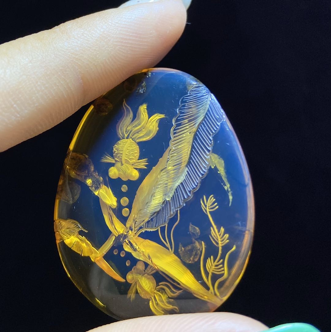 多米尼加蓝珀拍卖 缅甸琥珀阴雕吊坠