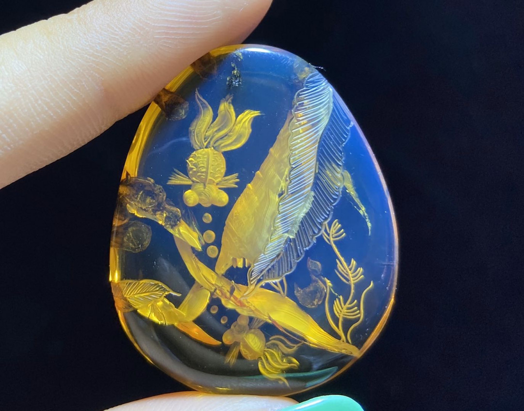 多米尼加蓝珀拍卖 缅甸琥珀阴雕吊坠