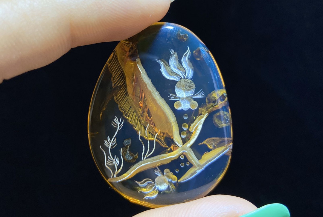 多米尼加蓝珀拍卖 缅甸琥珀阴雕吊坠