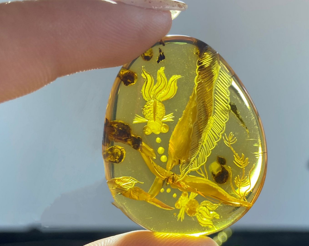 多米尼加蓝珀拍卖 缅甸琥珀阴雕吊坠