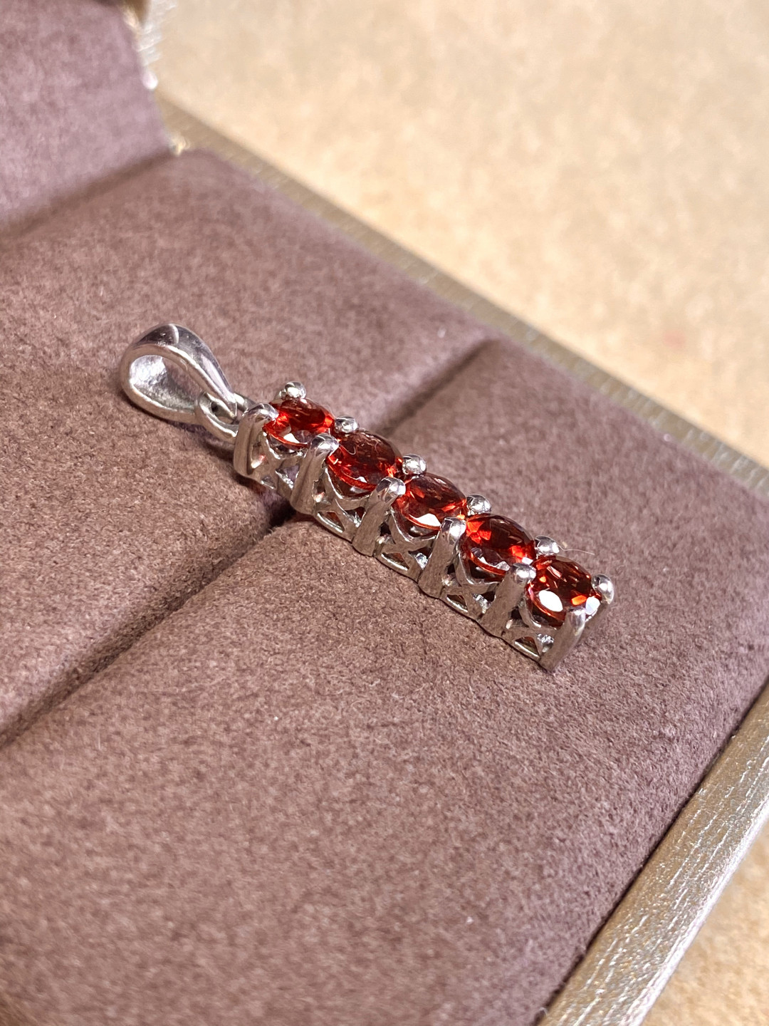【4月4日 多种裸石、银饰】HH GEMS 4月综合拍卖特辑 925银 斯里兰卡制作 红石榴石一字吊坠 3厘米