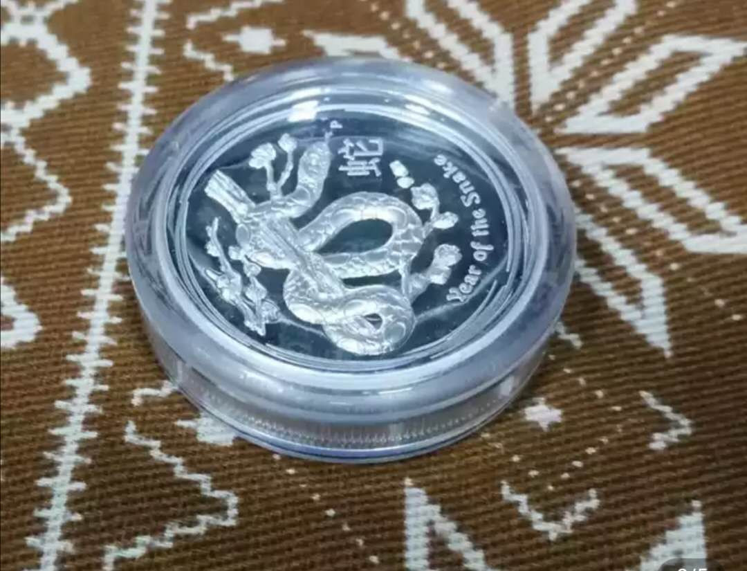 北京马甸外币专卖拍卖第二期。陆续上新敬请关注！ 2013年澳大利亚生肖蛇1盎司加厚精制银币，品相如图，有证无盒