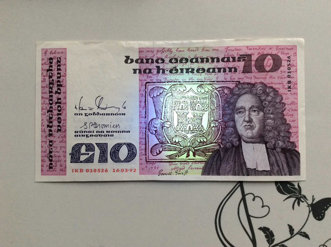 【收藏联盟】第132期拍卖——致敬女王（共60拍） 【一组3张】爱尔兰 1976-92年 1镑 UNC、5镑&10镑 品相如图