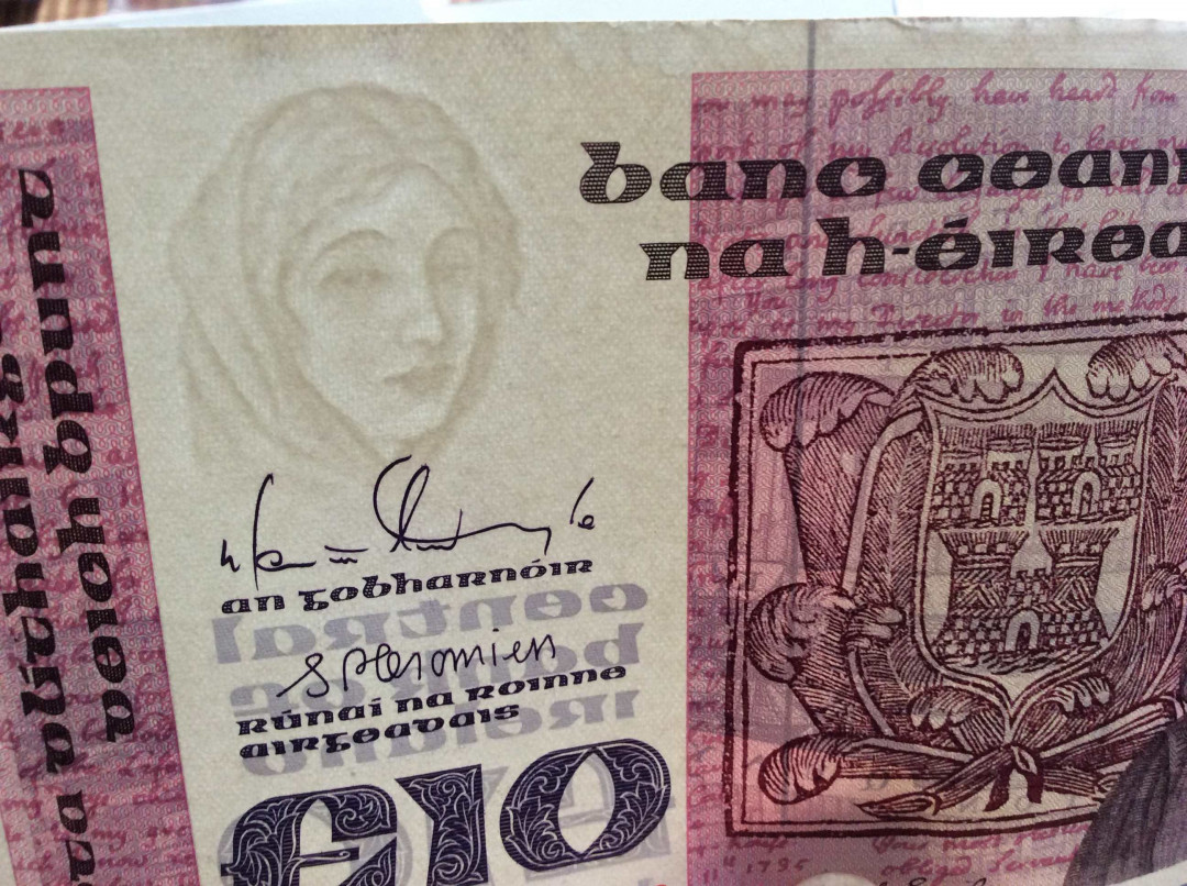 【收藏联盟】第132期拍卖——致敬女王（共60拍） 【一组3张】爱尔兰 1976-92年 1镑 UNC、5镑&10镑 品相如图