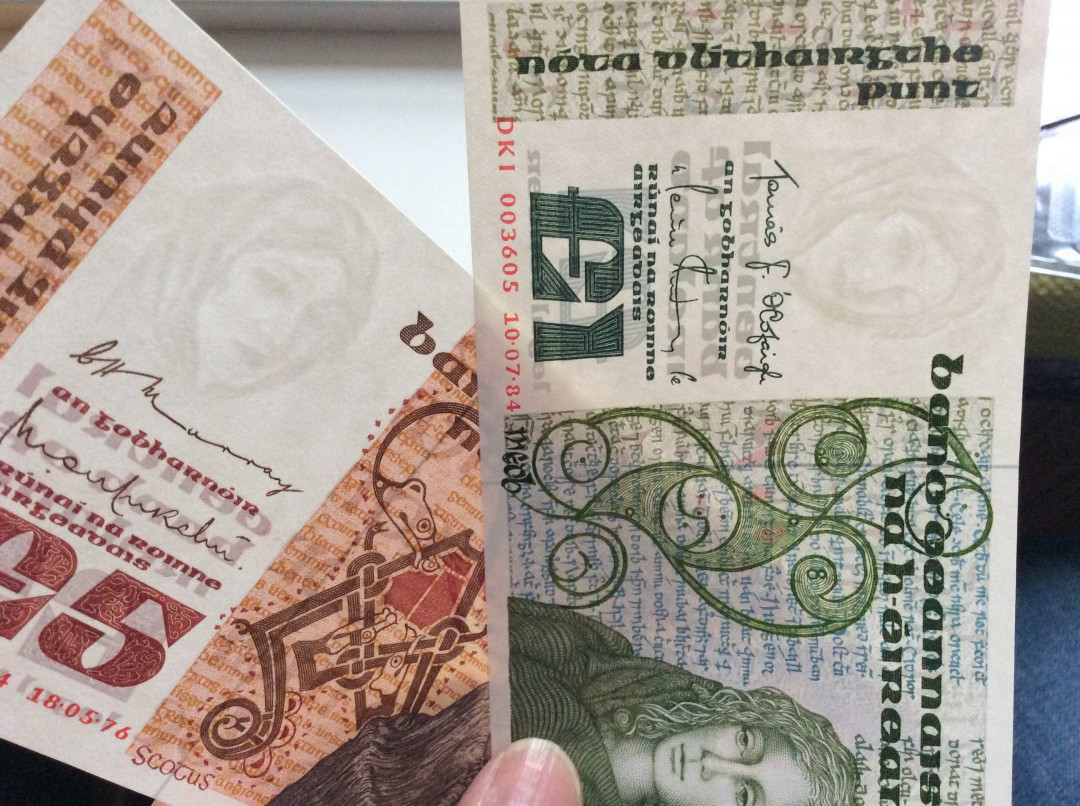 【收藏联盟】第132期拍卖——致敬女王（共60拍） 【一组3张】爱尔兰 1976-92年 1镑 UNC、5镑&10镑 品相如图