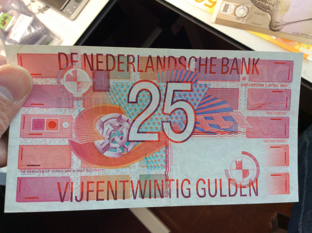 【收藏联盟】第132期拍卖——致敬女王（共60拍） 【一组3张】荷兰水鸟100盾、向日葵50盾、 齿轮“郁金香”25盾 品相如图 （汇率87欧元左右）