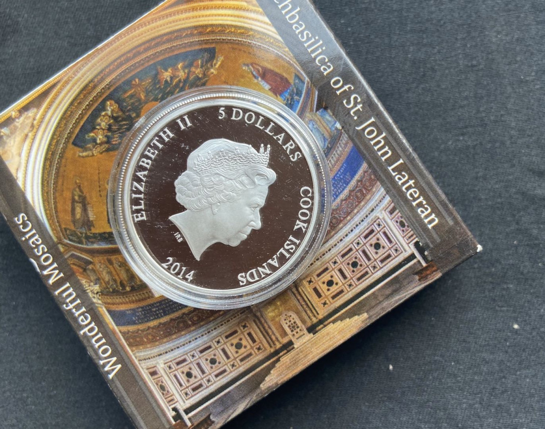 【币观天下】第104期钱币拍卖 库克2014年拉特兰教堂的穹顶弧面异形银币