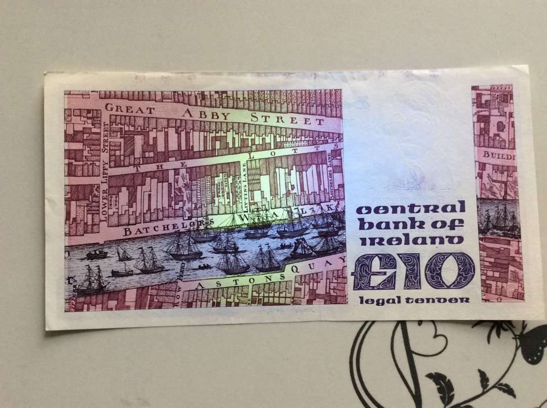 【收藏联盟】第132期拍卖——致敬女王（共60拍） 【一组3张】爱尔兰 1976-92年 1镑 UNC、5镑&10镑 品相如图