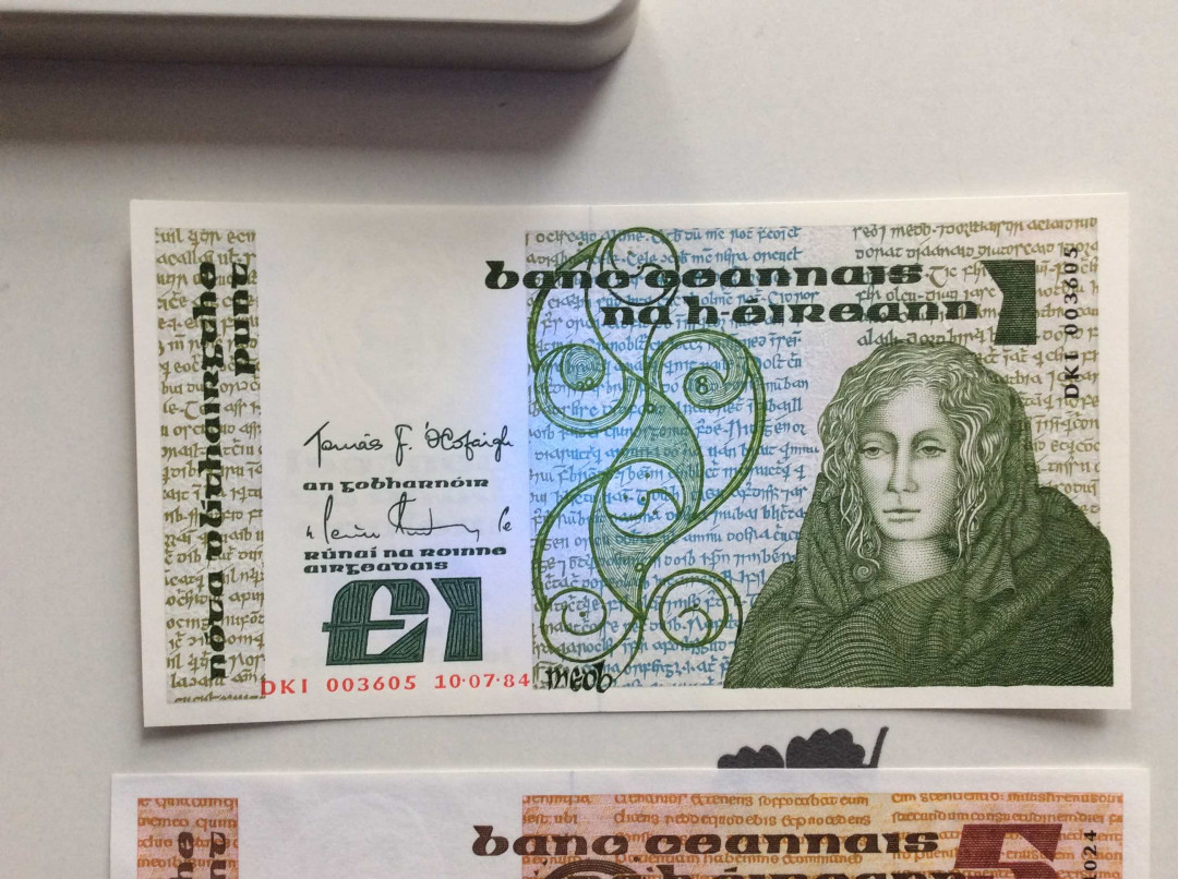 【收藏联盟】第132期拍卖——致敬女王（共60拍） 【一组3张】爱尔兰 1976-92年 1镑 UNC、5镑&10镑 品相如图