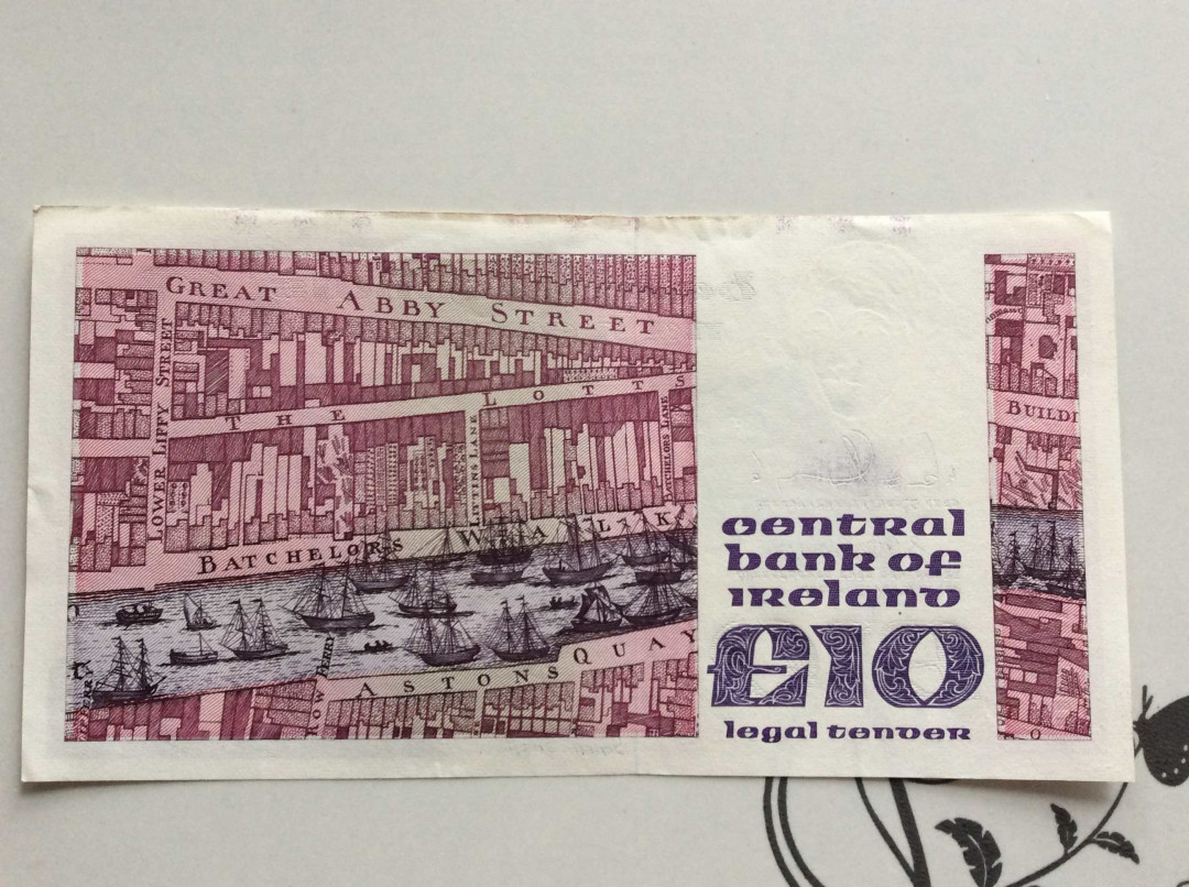 【收藏联盟】第132期拍卖——致敬女王（共60拍） 【一组3张】爱尔兰 1976-92年 1镑 UNC、5镑&10镑 品相如图