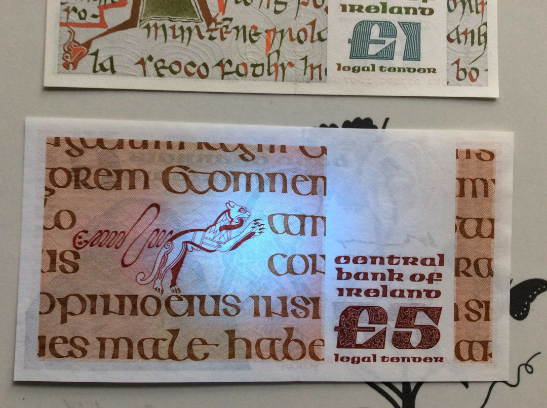 【收藏联盟】第132期拍卖——致敬女王（共60拍） 【一组3张】爱尔兰 1976-92年 1镑 UNC、5镑&10镑 品相如图