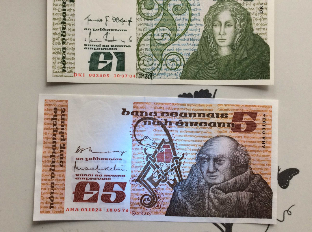 【收藏联盟】第132期拍卖——致敬女王（共60拍） 【一组3张】爱尔兰 1976-92年 1镑 UNC、5镑&10镑 品相如图