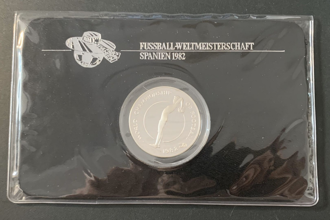 紫瑗钱币—微拍第49期  牙买加 1982年 西班牙世界杯 界外球 10元 23克 0.925银 德国原装卡