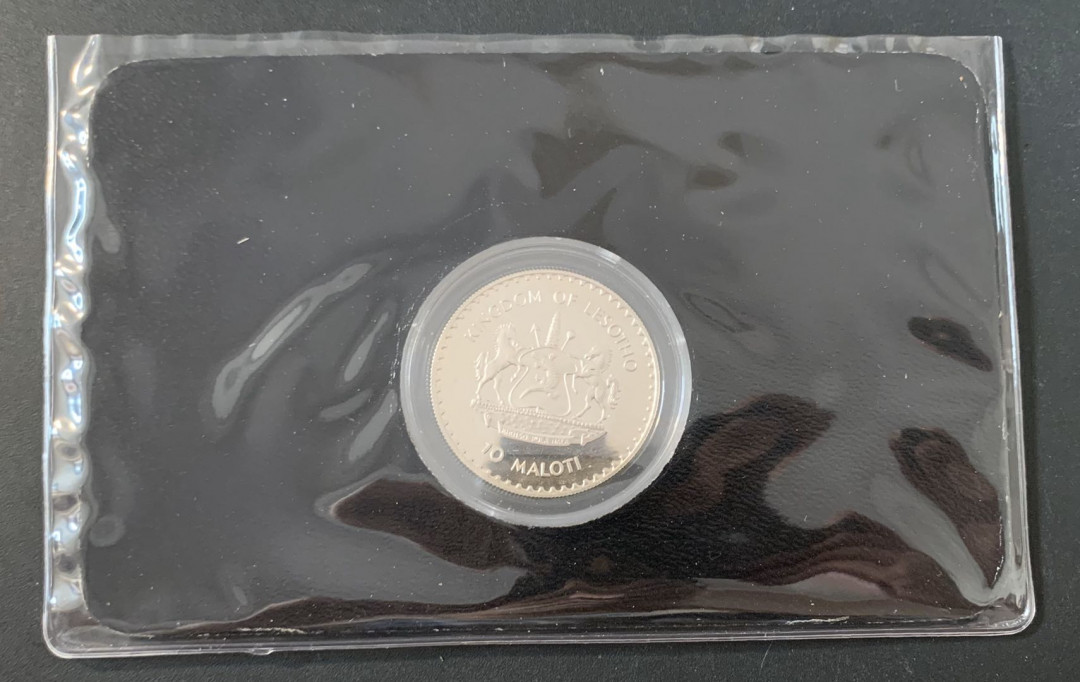 紫瑗钱币—微拍第49期  莱索托 1982年 西班牙世界杯 争球 10马洛蒂  23.33克 0.925银 精制 德国原装卡