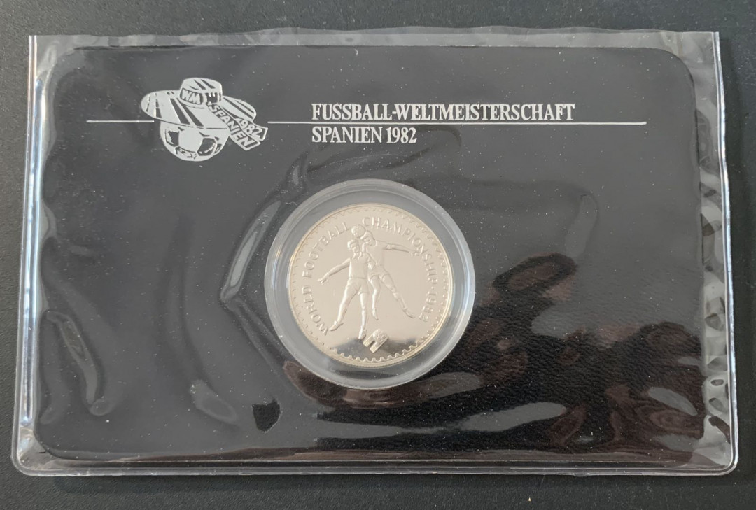 紫瑗钱币—微拍第49期  莱索托 1982年 西班牙世界杯 争球 10马洛蒂  23.33克 0.925银 精制 德国原装卡