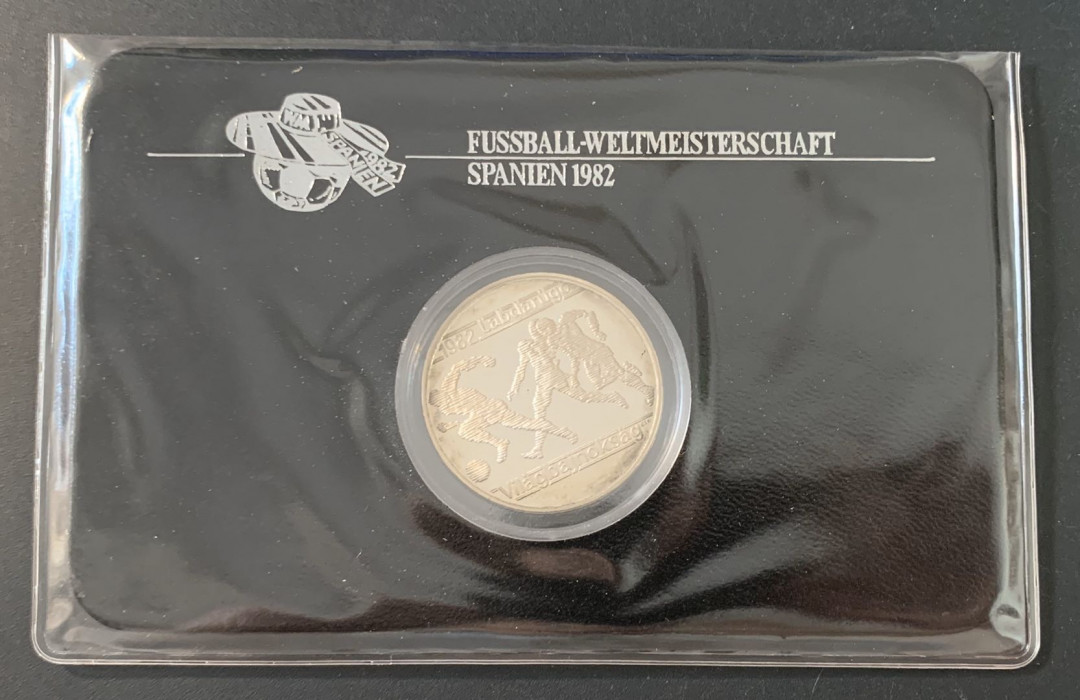 紫瑗钱币—微拍第49期  匈牙利 1981年 82西班牙世界杯  足球 500福林 28克 0.64银 精制 德国原装卡
