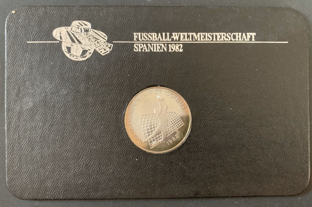 紫瑗钱币—微拍第49期  牙买加 1982年 西班牙世界杯 守门员 1元 镍币 德国原卡装