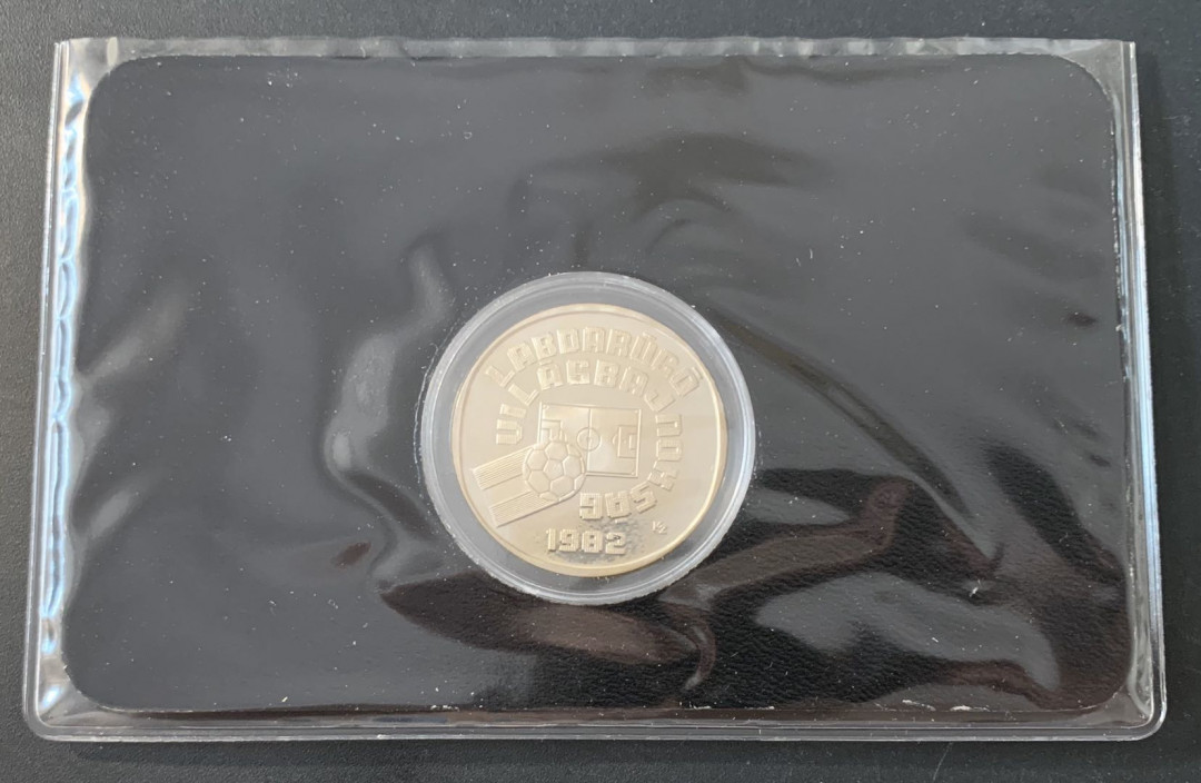 紫瑗钱币—微拍第49期  匈牙利 1981年 82西班牙世界杯  带球 500福林 28克 0.64银 精制 德国原装卡