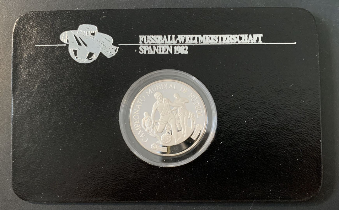 紫瑗钱币—微拍第49期  秘鲁 1982年 西班牙世界杯 带球 5000索尔 23.37克 0.925银 精制 德国原装卡