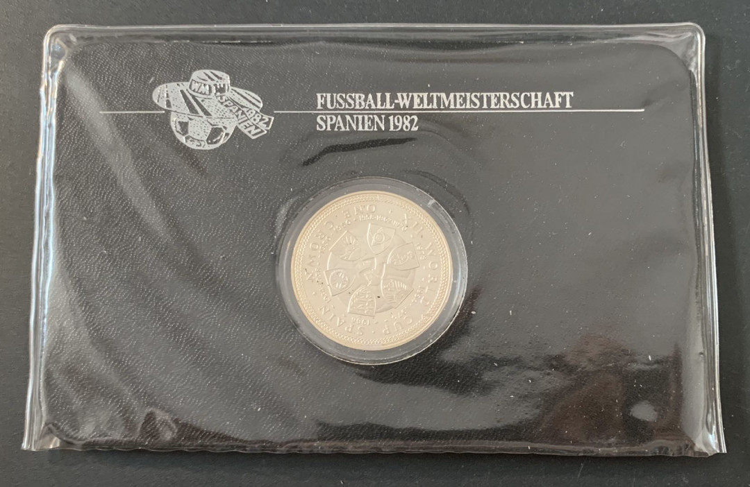 紫瑗钱币—微拍第49期  马恩岛 1982年 西班牙世界杯 1克朗 28.28克 0.925银 德国原装卡