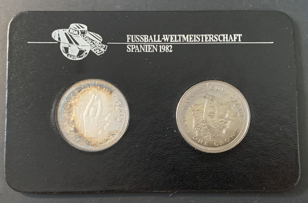 紫瑗钱币—微拍第49期  马恩岛 1982年 西班牙世界杯 1克朗 一银一镍 2枚一套 28.28克 0.925银 德国原装卡