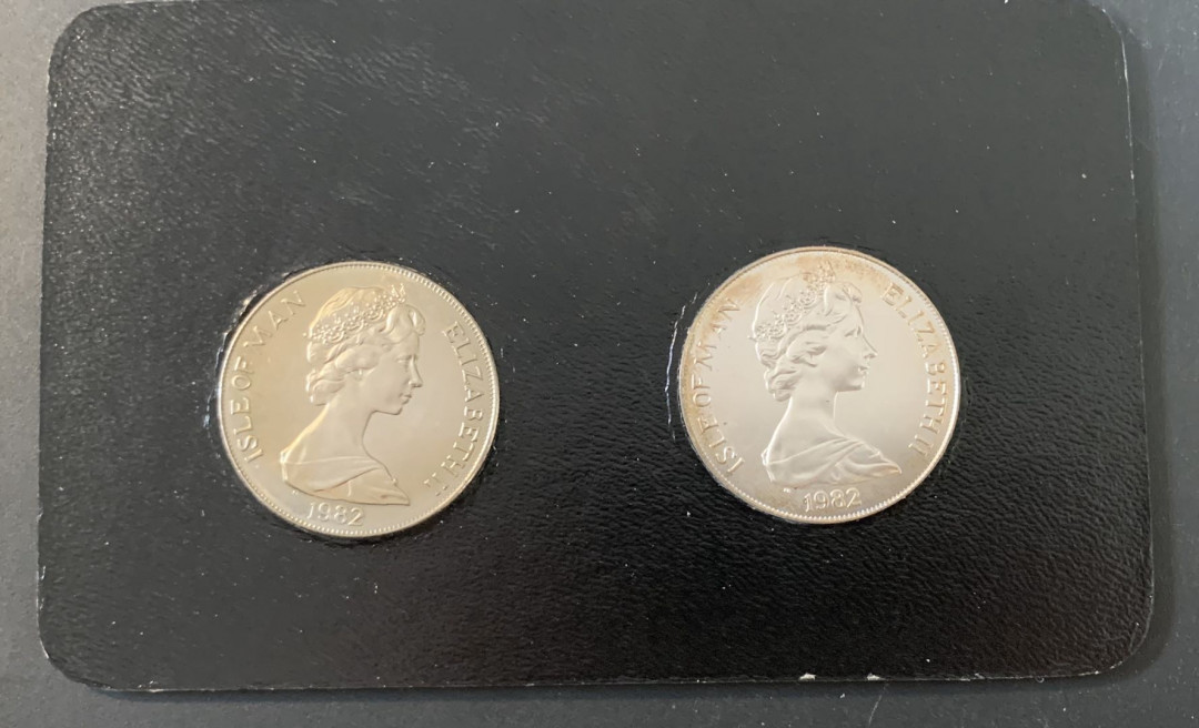 紫瑗钱币—微拍第49期  马恩岛 1982年 西班牙世界杯 1克朗 一银一镍 2枚一套 28.28克 0.925银 德国原装卡