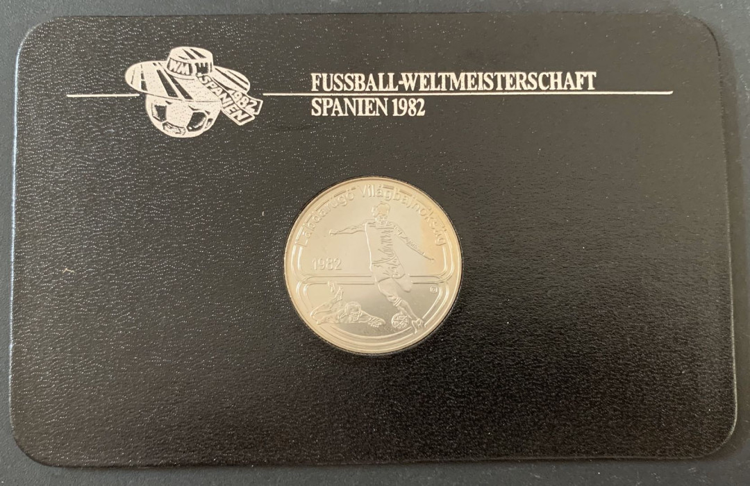 紫瑗钱币—微拍第49期  乌干达 1982年 西班牙世界杯 100先令 镍币 德国与原装卡