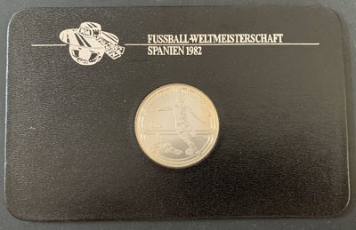 紫瑗钱币—微拍第49期  - 乌干达 1982年 西班牙世界杯 100先令 镍币 德国与原装卡