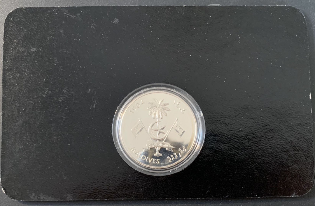 紫瑗钱币—微拍第49期  马尔代夫 1984年 残疾人年 100罗菲亚 28.28克 0.925银 精制 德国原装卡