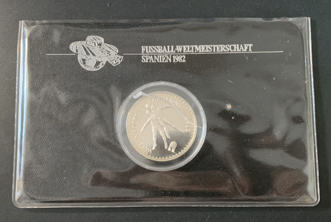 紫瑗钱币—微拍第49期  莱索托 1982年 西班牙世界杯 争球 10马洛蒂 23.33克 0.925银 精制 德国原装卡