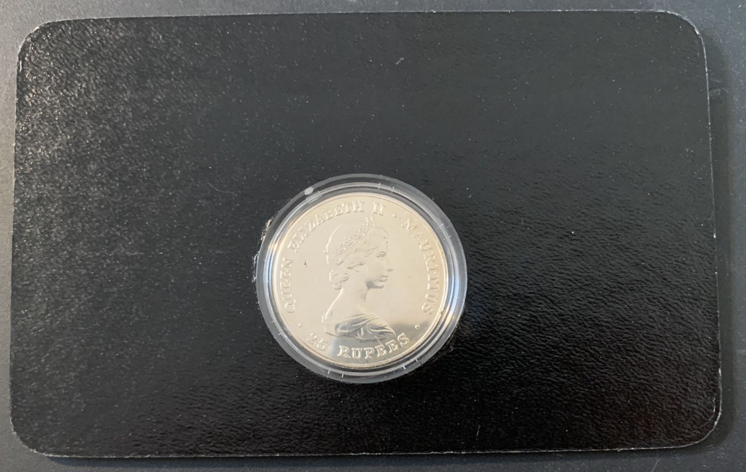 紫瑗钱币—微拍第49期  毛里求斯 1982年 残疾人年 25卢比 28.28克 0.925银 精制 德国原装卡