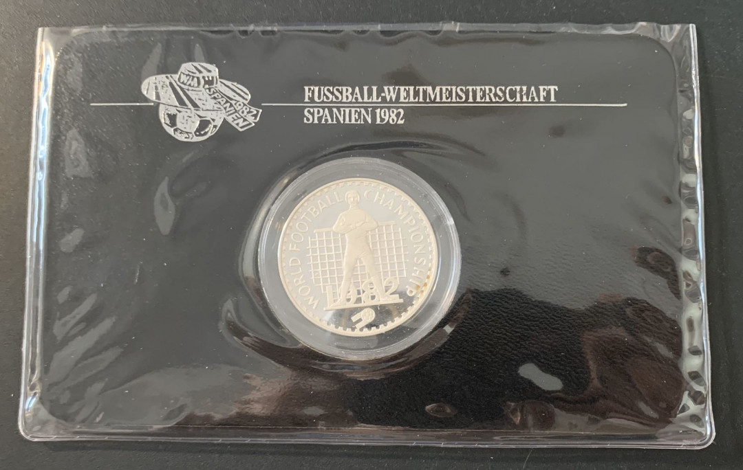 紫瑗钱币—微拍第49期  莱索托 1982年 西班牙世界杯 守门 10马洛蒂  23.33克 0.925银 精制 德国原装卡
