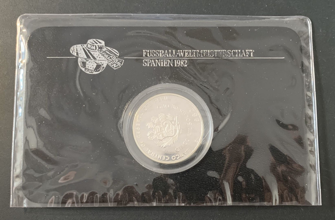 紫瑗钱币—微拍第49期  秘鲁 1982年 西班牙世界杯 守门 5000索尔  23.37克 0.925银 精制 德国原装卡