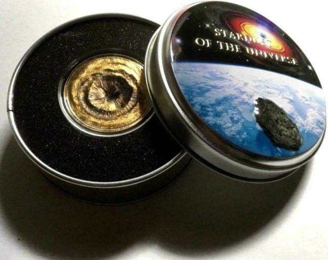 【币观天下】第104期钱币拍卖 库克2017年2新西兰元，“天外来客”马里蒂姆切尔盖茨 陨石实体镶嵌，高浮雕镀金仿古，冲击(斗笠)异形镂空，彩色个性化精制银币