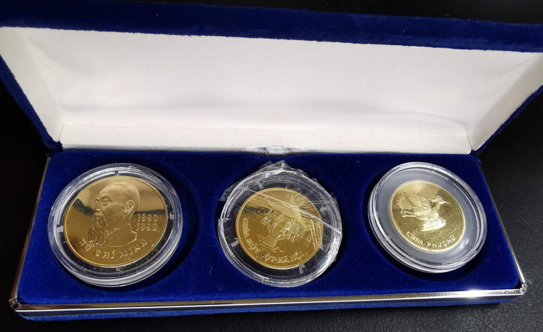 凡希社世界钱币微拍第一百十六期 荐！1989越南精制纪念铜币三枚套—胡志明凤凰独木寺带原盒！