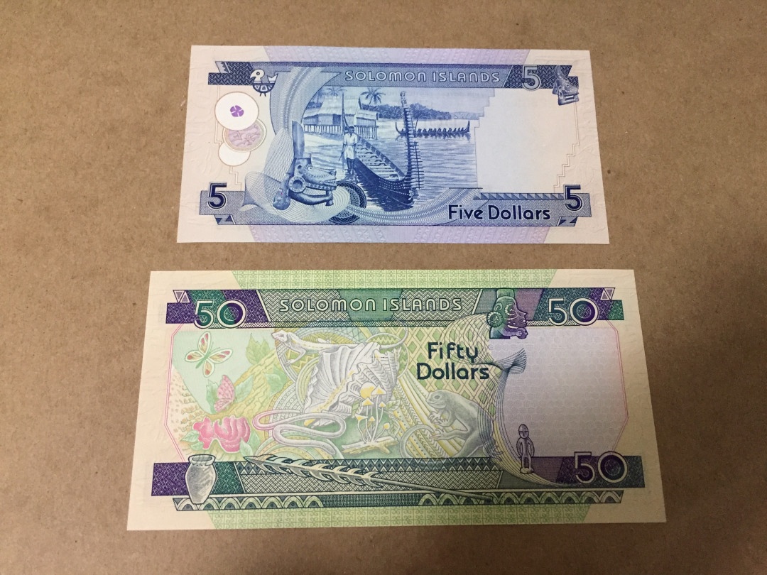 【收藏联盟】第133期拍卖——别墅和花园（共50拍） 【一组2张】所罗门群岛 1977年5元 女王纸币 A1首发冠 UNC&所罗门群岛 1986年版 C1冠首发小号 50元