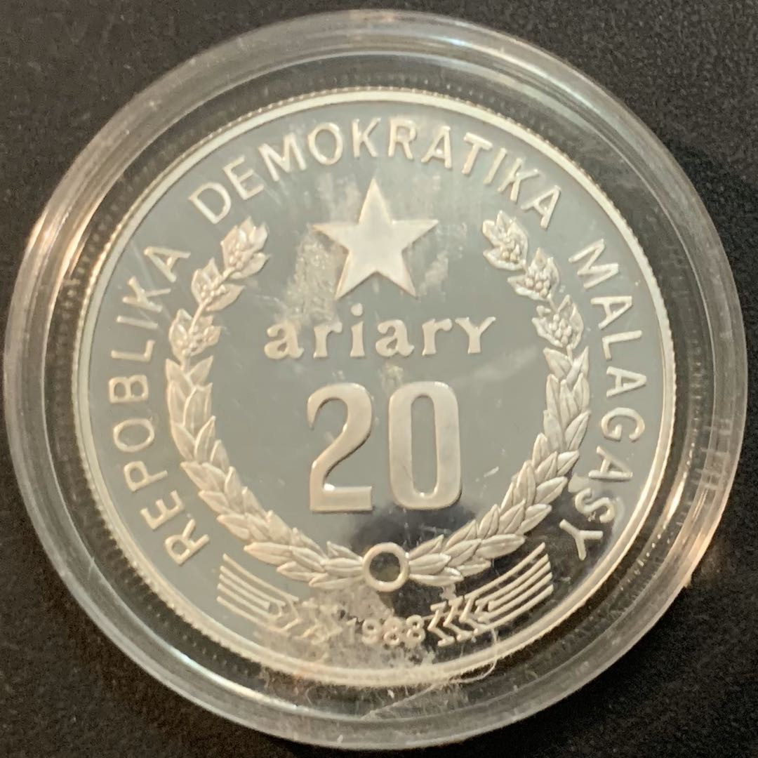 紫瑗钱币—微拍第51期 马达加斯加 1988年 濒危野生动物 狐猴 20阿里 19.44克 0.925银 精制