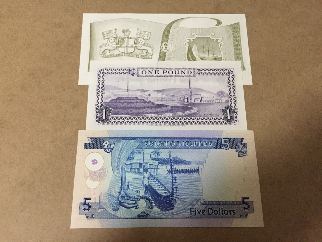 【收藏联盟】第133期拍卖——别墅和花园（共50拍） 【一组女王纸币3张】所罗门群岛 1977年5元 女王纸币 A1首发冠 UNC &马恩岛 1975年 早期签名 1镑 UNC（26mm宽度，非后期20mm宽度） & 圣赫勒拿 1976-79年 早期签名 A1首发冠 1镑 UNC